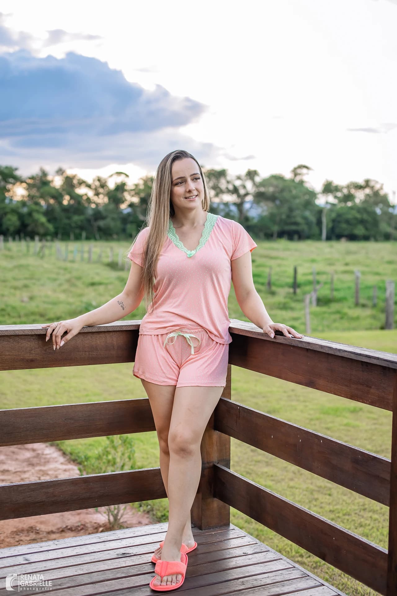 Mulher usando pantufa unissex chinelo de dedo rosa em ambiente externo com roupa casual