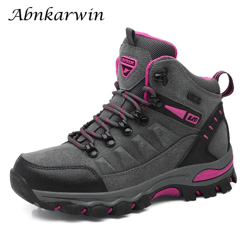 Bota de trekking feminina cinza e rosa com sola de tração e logo lateral