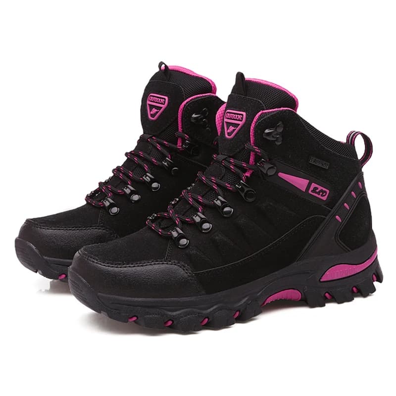 Bota de trekking feminina cinza e rosa com sola de tração e logo lateral