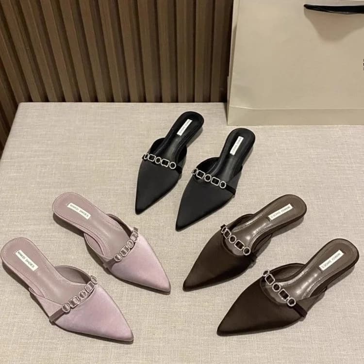 Coleção de chinelos mule feminino em preto, marrom e rosa claro com strass e salto baixo