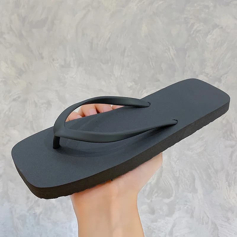 Sandália flip flop unissex preta com sola espessa e material antiderrapante confortável