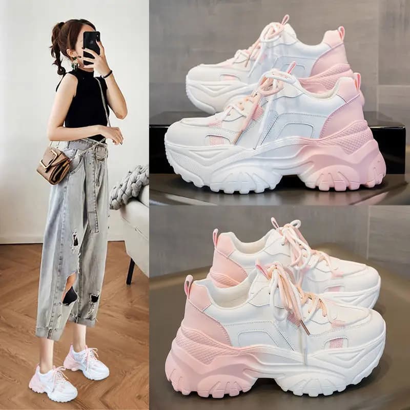 Tênis feminino branco e azul com design de renda e solado grosso