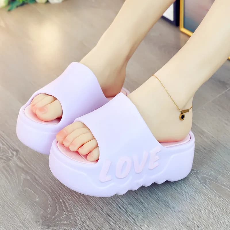 Sandálias plataforma rosa claro com salto alto de 6cm e detalhe LOVE em EVA macio para conforto
