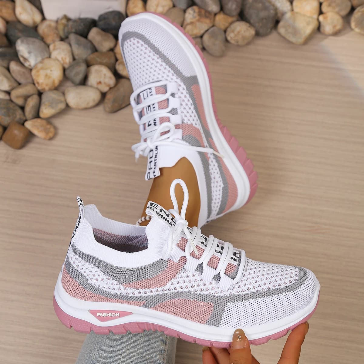 Tênis casual feminino branco e rosa com sola rosa e detalhes em cinza