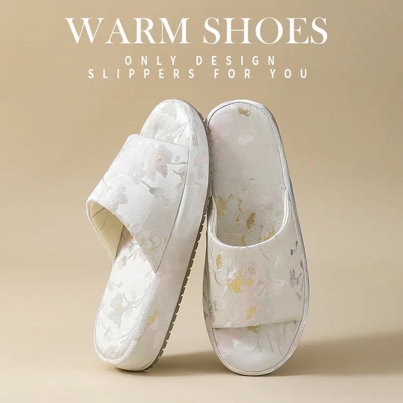Platform slippers de seda branca com estampa floral delicada para mulheres