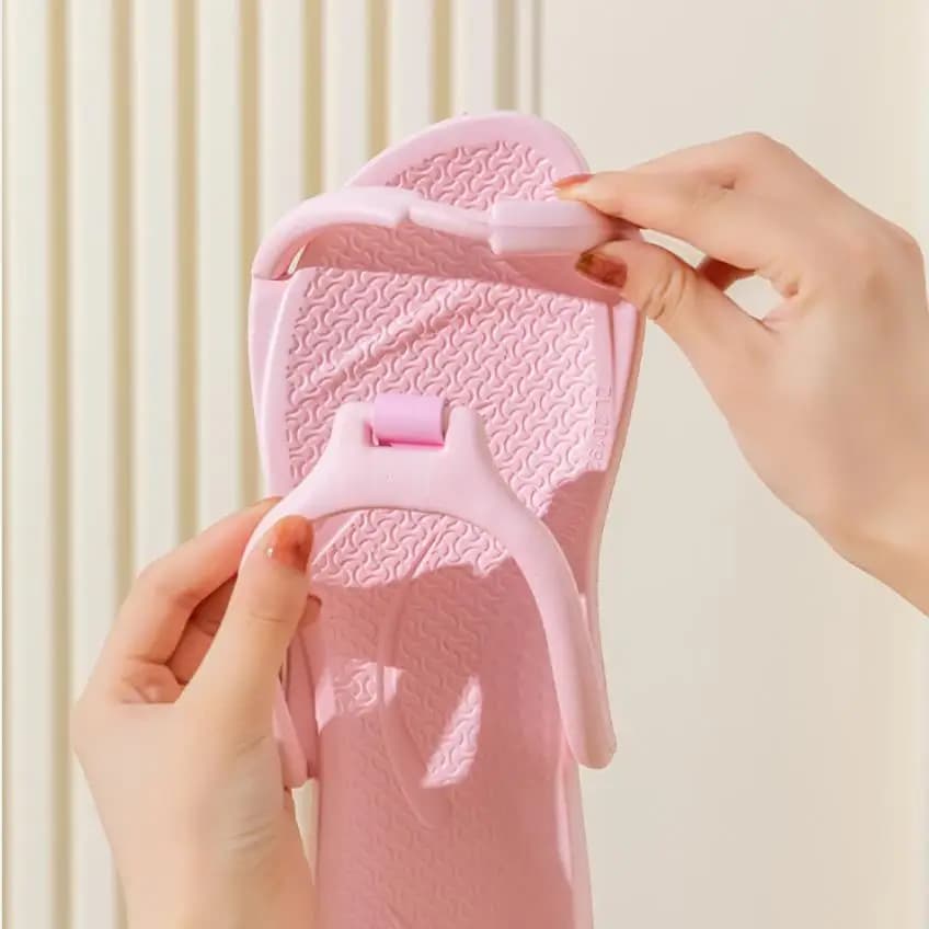 Detalhe de chinelo dobrável rosa em EVA com tiras ajustáveis e textura antiderrapante para viagem