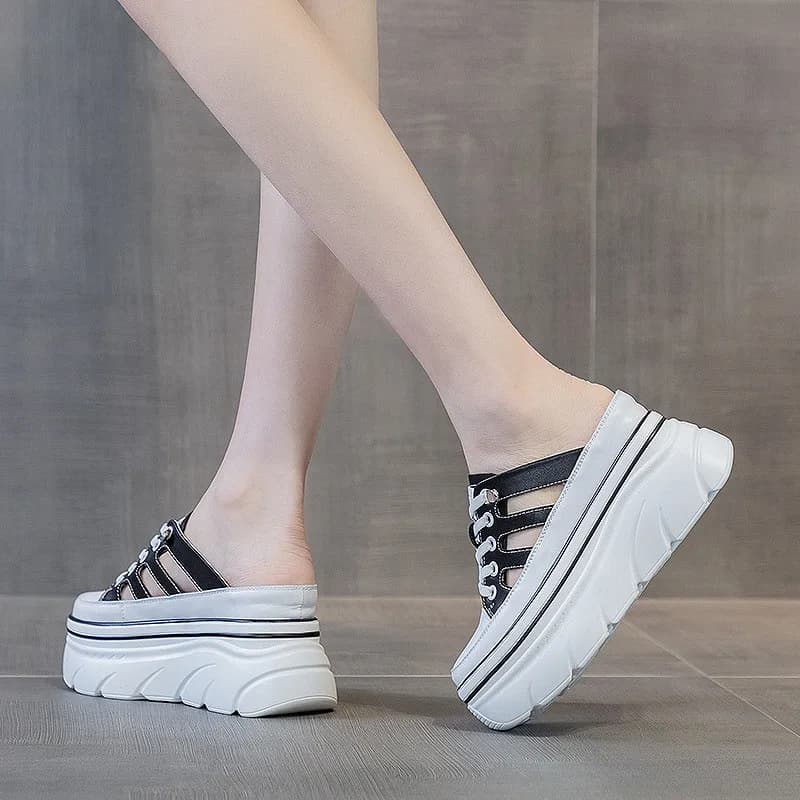Sandália plataforma branca com tiras pretas e sola anabela em couro legítimo slip-on