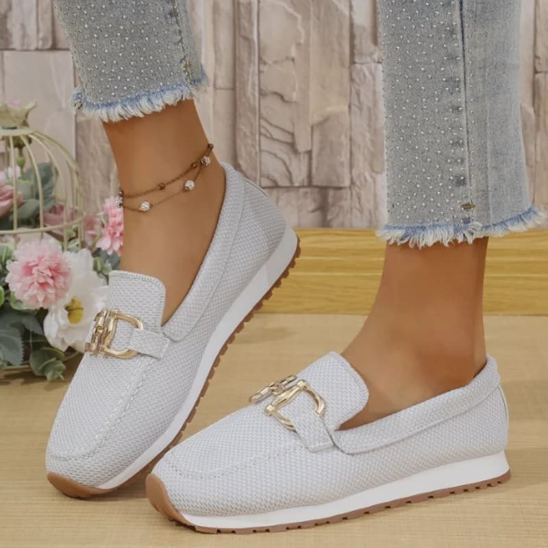 Tênis feminino casual branco em malha respirável com detalhe dourado, design moderno para caminhada