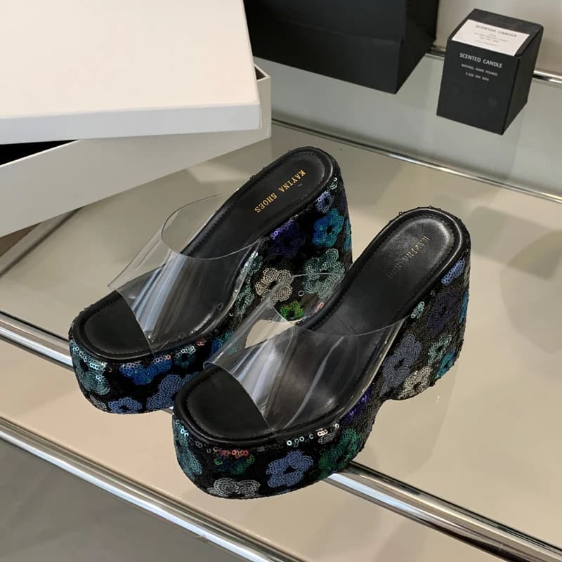 Sandálias plataforma femininas com salto alto, detalhes florais em paetês azul, verde e preto, tiras transparentes