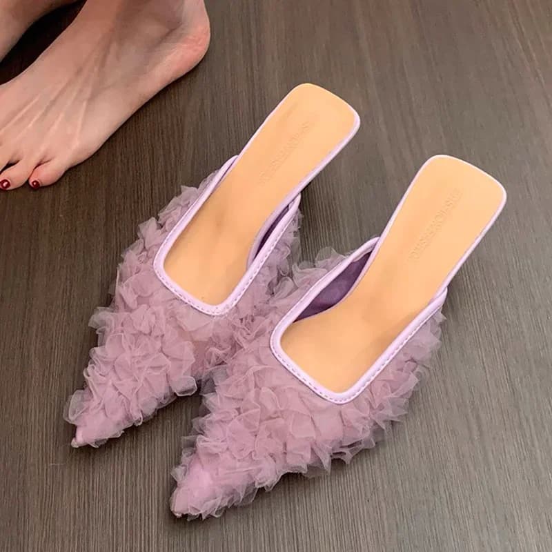 Sandália mule rosa médio em tule com salto médio e bico fino com textura franzida