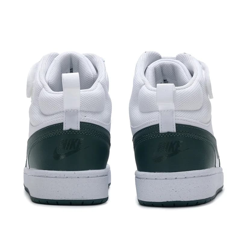 Parte traseira dos tênis Nike Court Borough Mid 2 GS femininos branco e verde com logo Nike no calcanhar