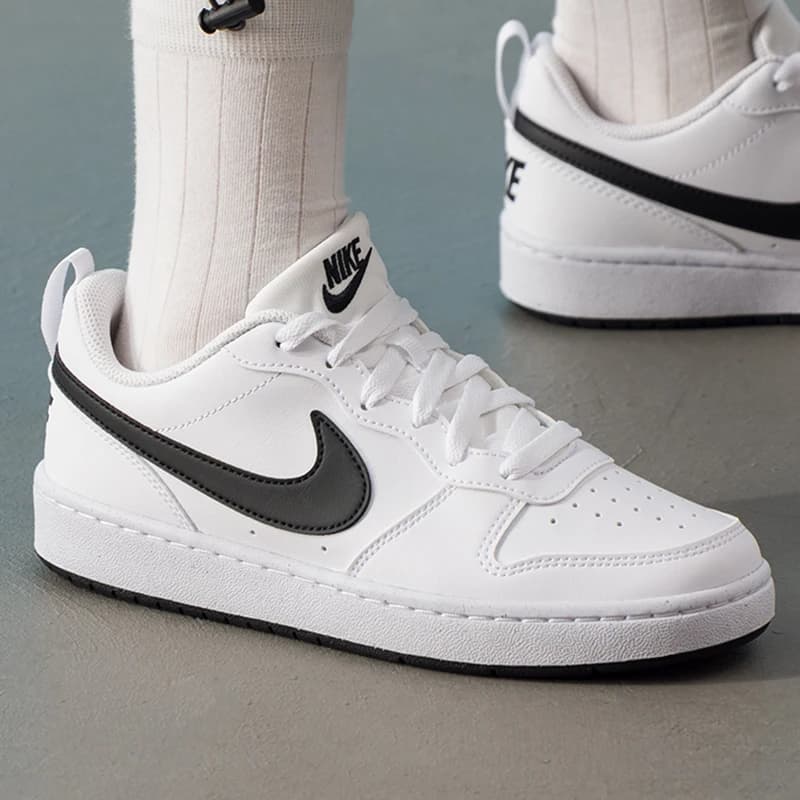 Tênis feminino Nike Court Borough Low GS branco com swoosh preto e solado branco