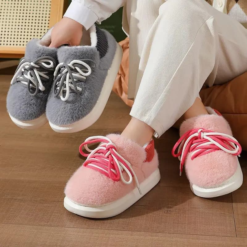 Chinelos de casa rosa de algodão macio com cadarços rosa e branco e solado branco