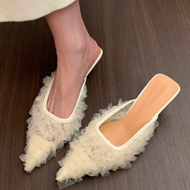 Mule sandália de salto médio em tule rosa pálido com bico fino e detalhe franzido