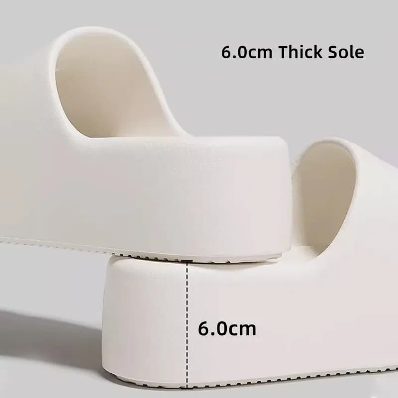 Detalhe de chinelos de plataforma brancos com solado grosso de 6 cm antiderrapante para mulheres