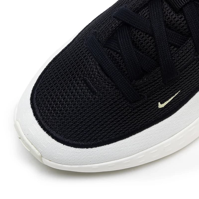 Detalhe da parte frontal do tênis Nike Uplift SC feminino em mesh preto com borda branca e logo pequeno