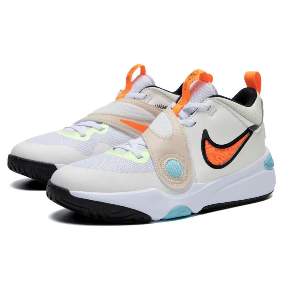 Tênis esportivo Nike Team Hustle D 11 para mulheres, branco e cinza com detalhes coloridos, logotipo da Nike.