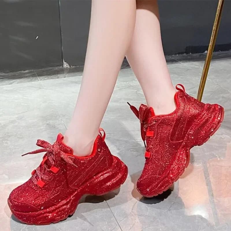 Tênis feminino vermelho Bling Runner plataforma com brilho usado em ambiente interno moderno