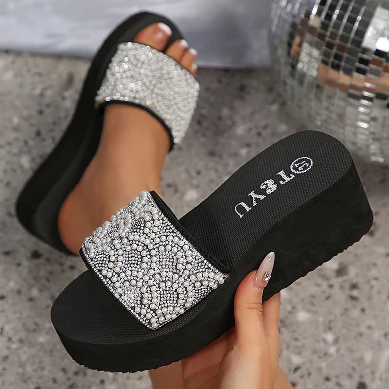 Sandália mule feminina preta com aplicação de pérolas e cristais, sola grossa antiderrapante