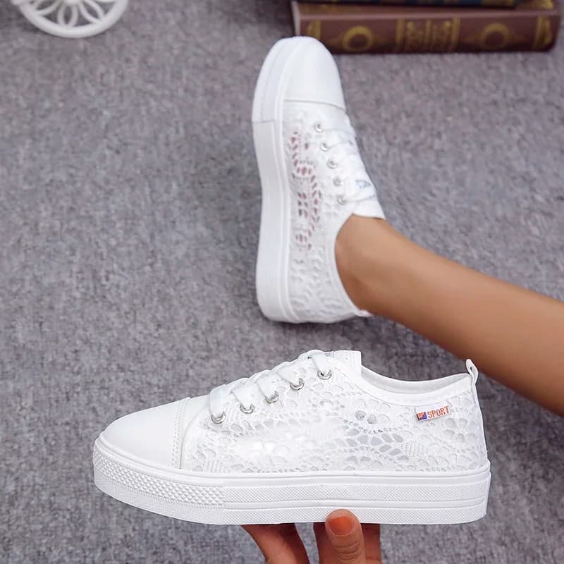 Tênis feminino branco em lona com renda e recortes, plataforma plana e estilo casual para verão