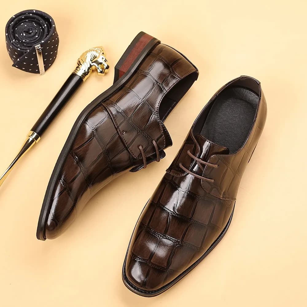 Par de sapatos de couro marrom com padrão de crocodilo para homens