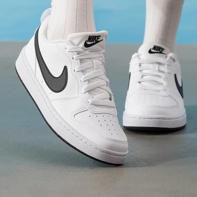 Tênis Nike Court Borough Low GS branco com logo preto, estilo casual feminino