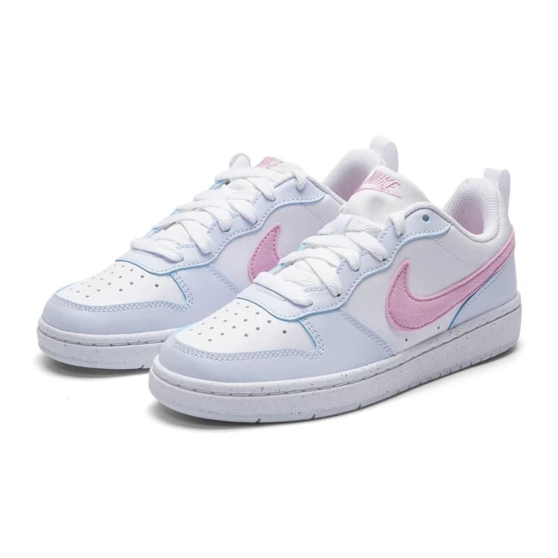 Par de tênis Nike Court Borough Low GS feminino branco com detalhes rosa e azul, vista frontal lateral esquerda