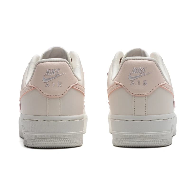 Parte traseira do tênis Nike Air Force 1 Low feminino com logo Nike Air rosa e branco