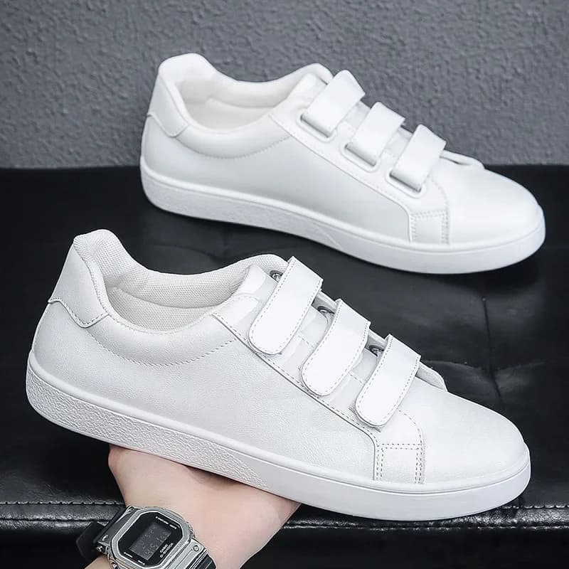 Tênis brancos masculinos com três ganchos de ajuste, estilo casual, confortáveis e modernos.