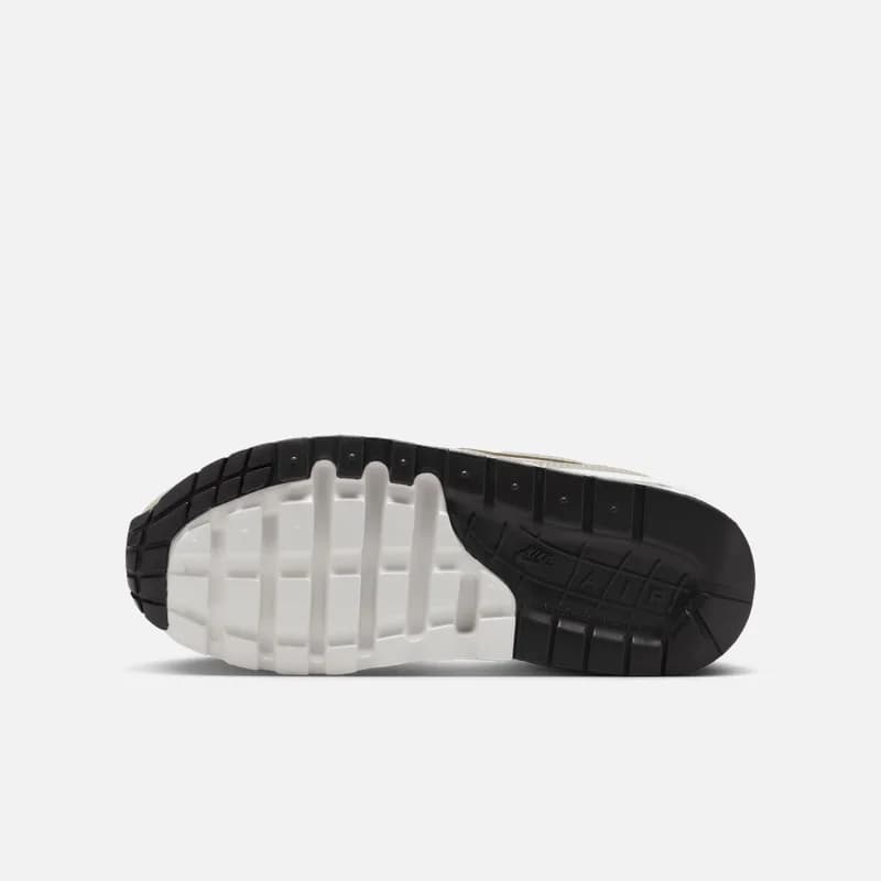 Solado preto e branco do tênis Nike Air Max 1 feminino com design antiderrapante e logo Nike