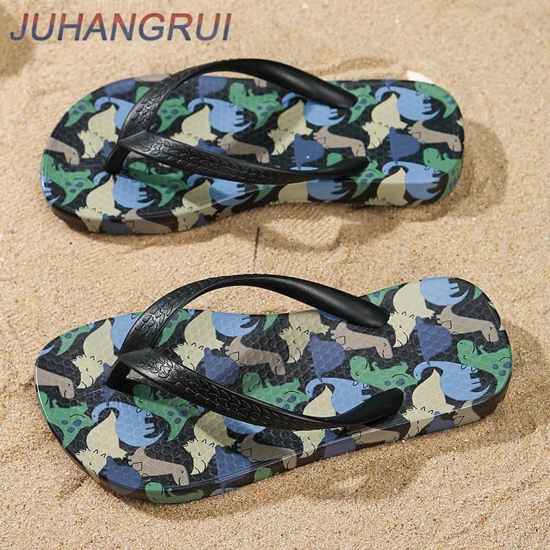 Chinelo infantil com tira traseira preta em EVA e estampa camuflada em verde, azul e bege