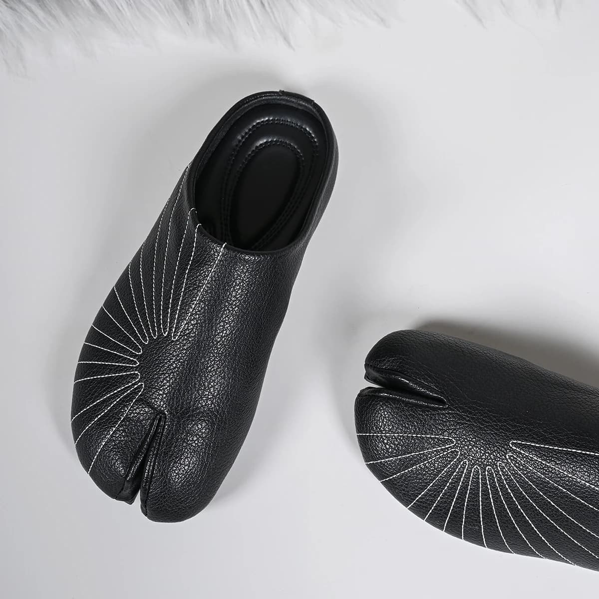 Chinelos femininos estilo tabi ninja com dedo separado, couro preto com costuras brancas