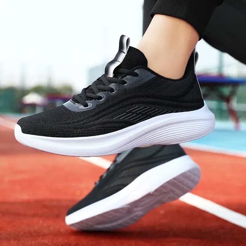 Tênis casual unissex preto com solado branco antiderrapante e design respirável para corrida e caminhada