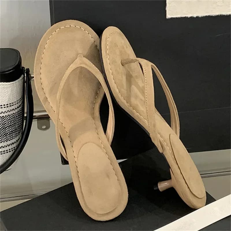 Sandálias femininas de salto fino bege com tiras finas e plataforma
