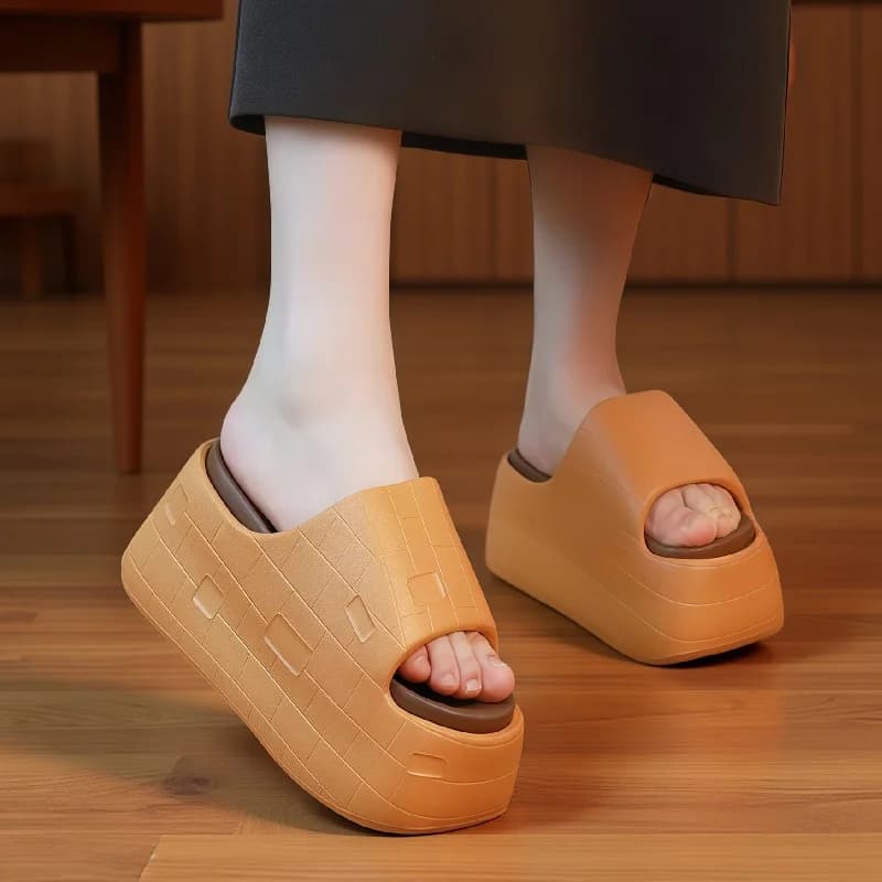 Sandálias plataforma chunky para mulheres com sola grossa e design em bloco, cor bege claro.