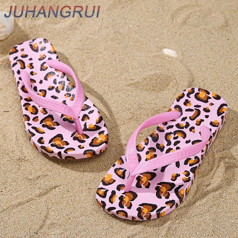 Chinelo infantil rosa com tira traseira em EVA e estampa animal print em tons de marrom e preto