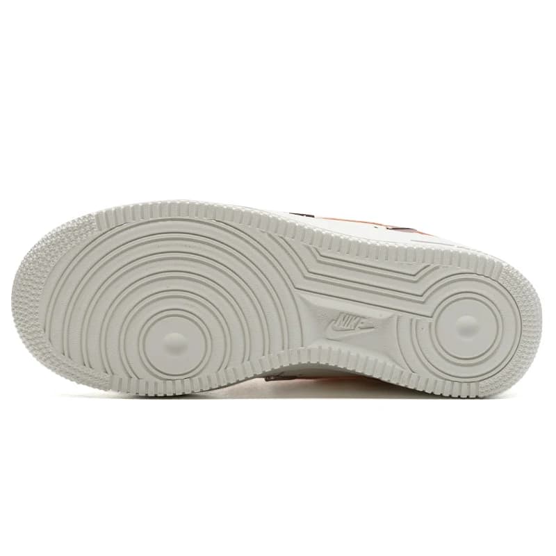 Sola antiderrapante branca do tênis Nike Air Force 1 Low feminino com logo Nike em relevo