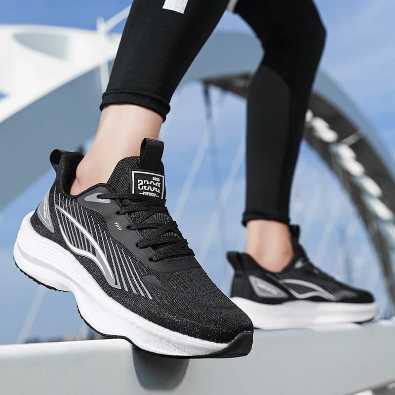 Tênis esportivo unissex preto com solado branco antiderrapante e malha respirável Gradient Runner
