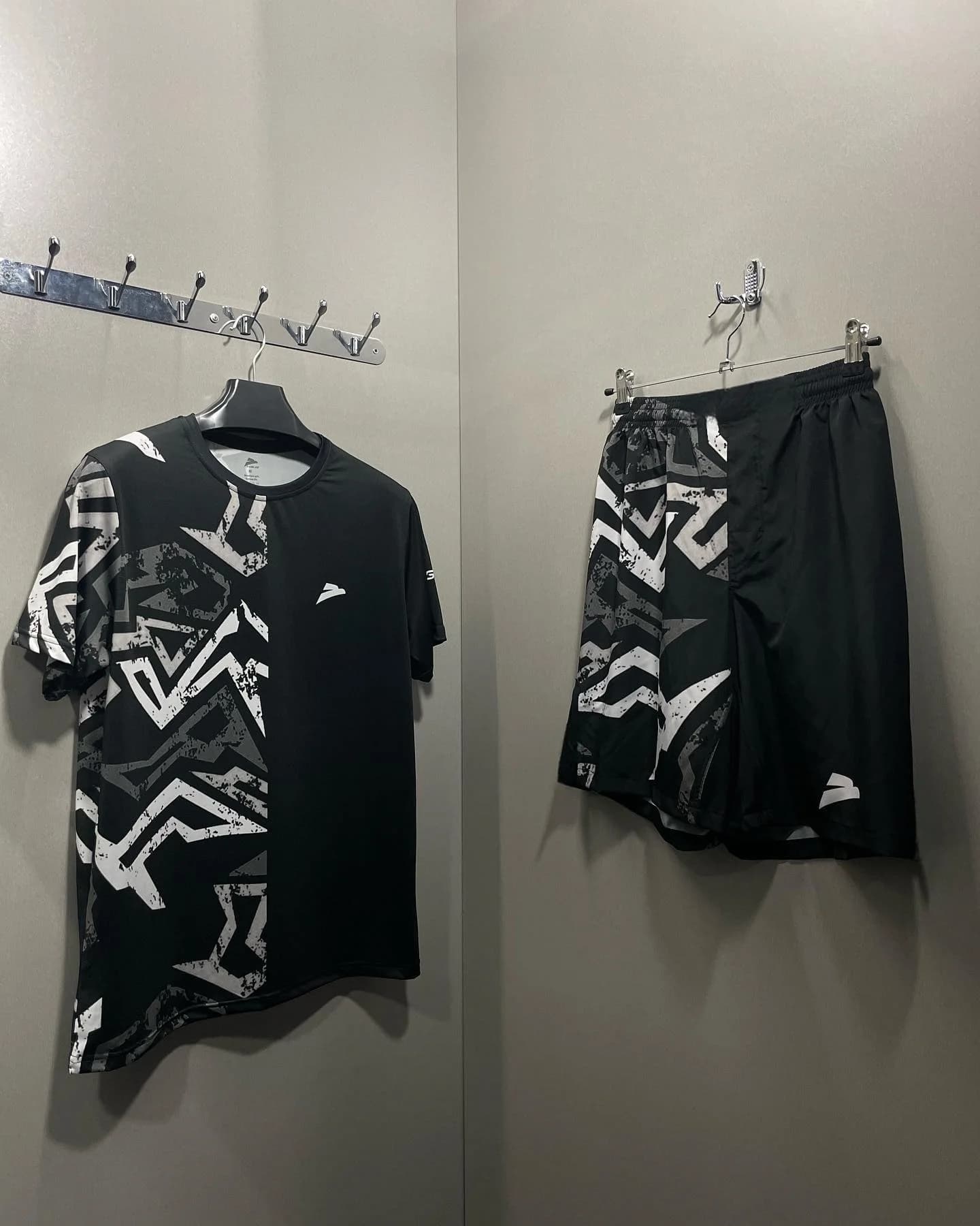 Conjunto de Treino Masculino 2026 com Estampa Geométrica, Camiseta e Shorts de Secagem Rápida e Respiráveis para Academia e Atividades Esportivas