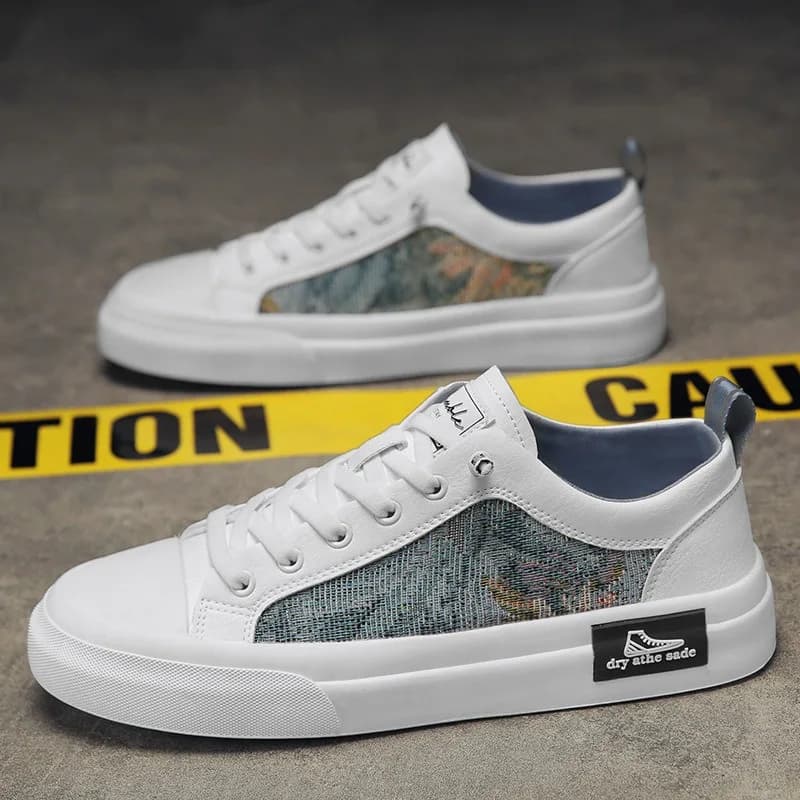Tênis casual branco com estampa artística e logo 'dry also sade' na lateral