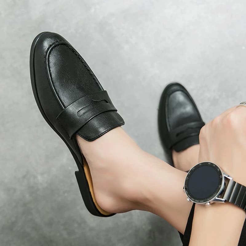 Tênis mule masculino preto em couro com sola amarela, estilo slip-on moderno e sofisticado
