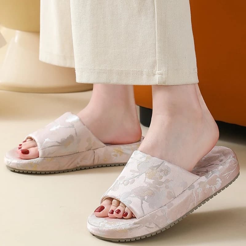 Dois pares de chinelos de plataforma estilo chinês com estampa floral cinza e rosa pálido, sola grossa