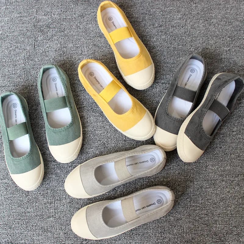 Coleção de tênis slip-on femininos em lona nas cores verde, amarelo, cinza e bege com sola branca