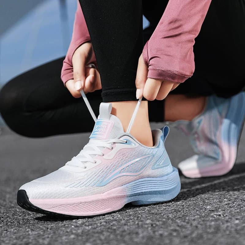 Tênis esportivo masculino e feminino rosa e azul com malha respirável