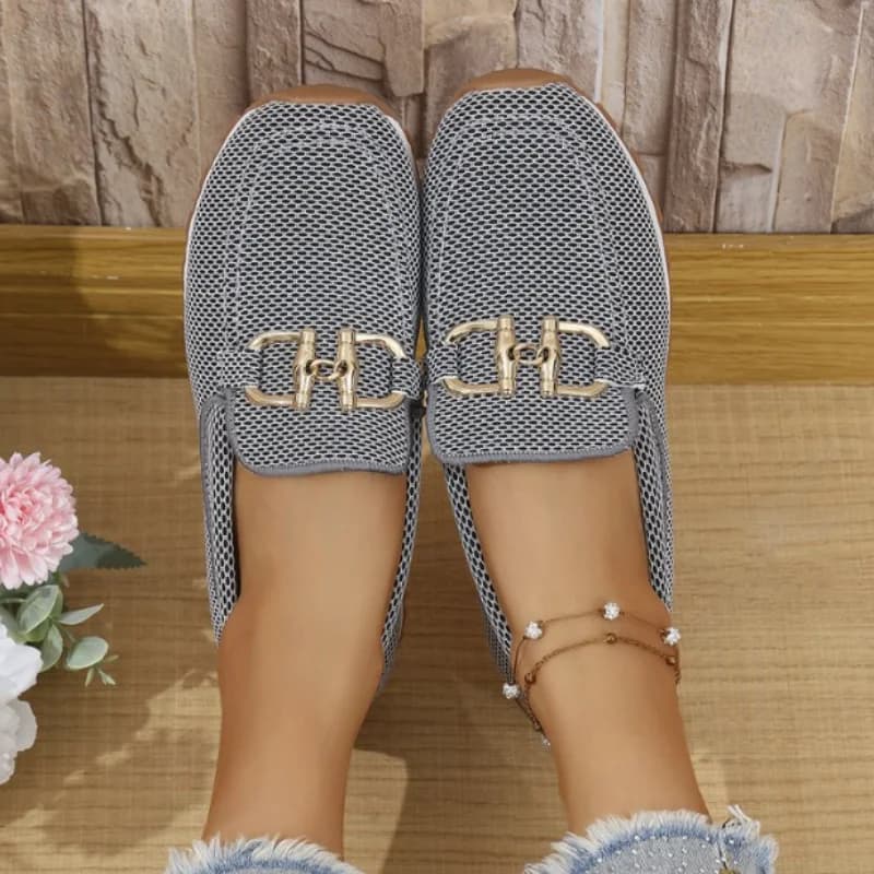 Tênis feminino casual cinza em malha respirável com detalhe dourado, modelo leve para academia e uso diário