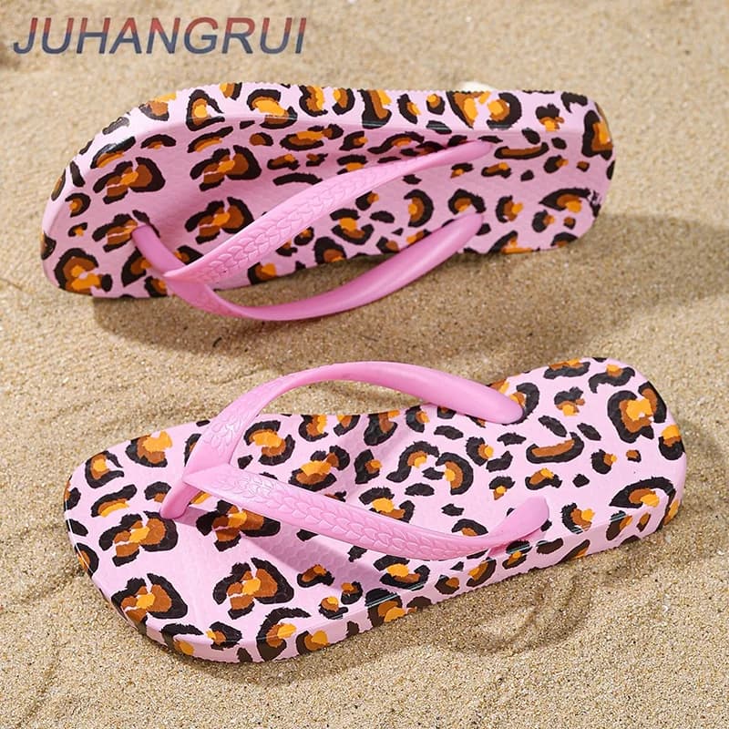 Chinelos infantis rosa com estampas de animais marinhos, baleias e peixes, para praia e banho interno.