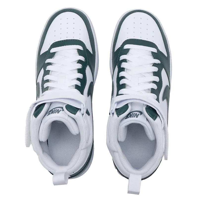 Vista superior dos tênis Nike Court Borough Mid 2 GS femininos branco e verde com cadarço e logo Nike