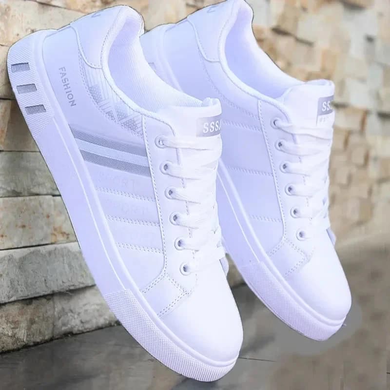Tênis masculino branco com listras coloridas e texto 'SSS' na parte de trás
