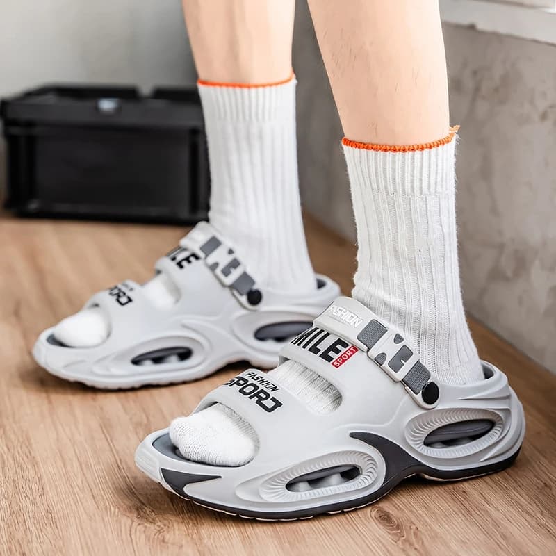 Sandálias masculinas brancas com sola ventilada usadas com meias brancas, estilo casual para verão