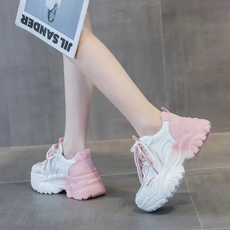 Tênis feminino casual esportivo branco e rosa com solado grosso e malha respirável